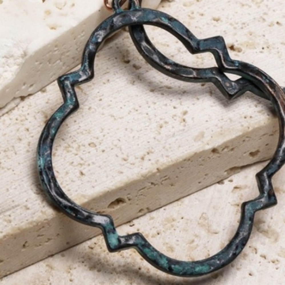 Quatrefoil hammered metal drop earrings - Picture 3 of 4